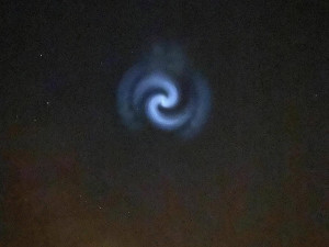 Tajemná spirála na nebi fascinovala. Nešlo o UFO, ale o přebytečné palivo rakety Falcon 9, vypuštěné na Floridě