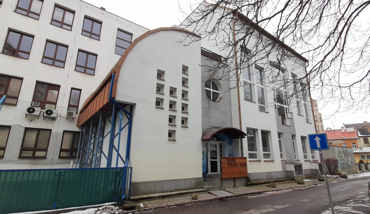 Jihlavský Vrakbar z ekonomických důvodů končí. Mladým lidem bude od května pomáhat Erko