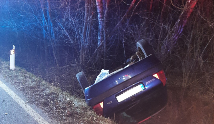 Auto u Nové Říše se převrátilo na střechu. Tři mladí cestující skončili se zraněním v jihlavské nemocnici 