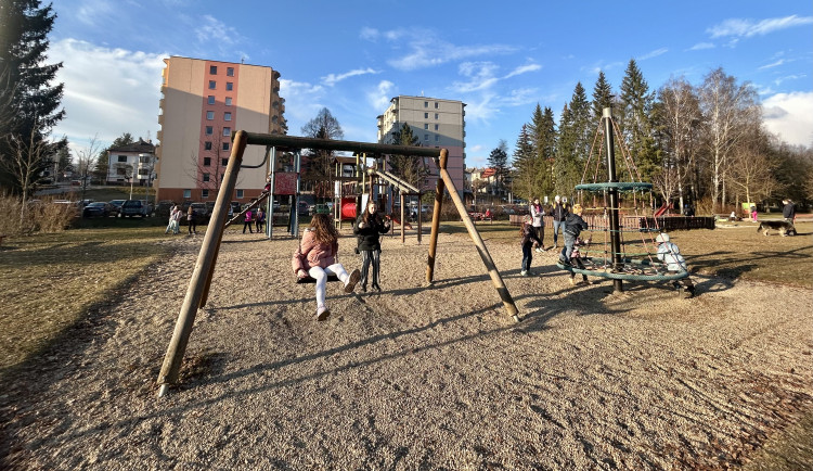 POLITICKÁ KORIDA: Kdy by měla být otevřená dětská hřiště? Odpovídají jihlavští zastupitelé