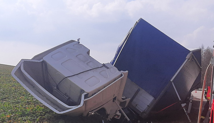 Řidič kamionu se nevěnoval řízení, v příkopu narazil do betonového propustku. Foto: Se souhlasem Policie ČR
