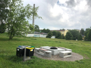 Lidé v Jihlavě kolem griloviště pohazují odpadky. Město jej pravidelně servisuje, teď je v plánu důkladné čištění