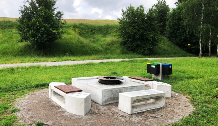 Lidé v Jihlavě kolem griloviště pohazují odpadky. Město jej pravidelně servisuje, teď je v plánu důkladné čištění