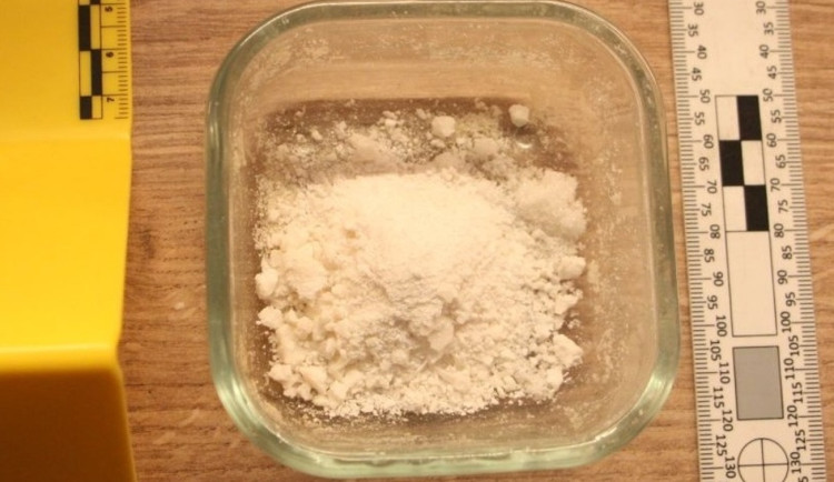 Jihlavští kriminalisté obvinili dvojici mužů z šíření drog. Při domovní prohlídce u nich našli 100 gramů pervitinu