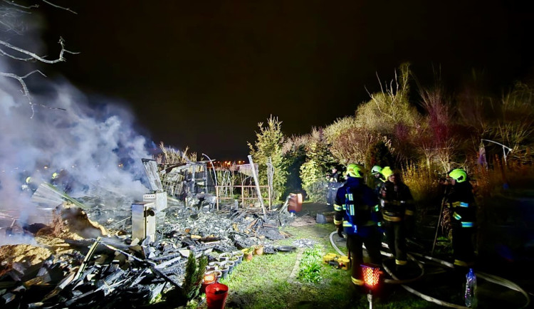 V Lahovicích vyhořela chatka, na místě zemřela osoba
