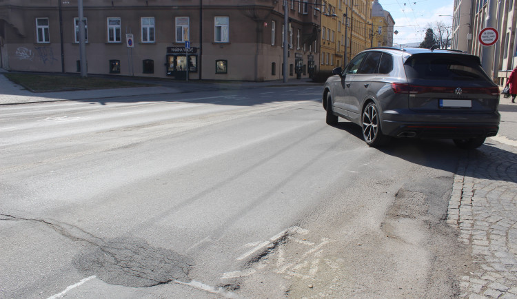 Rozbitá silnice v Tolstého ulici u DKO se dočká oprav.