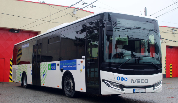 Na Jihlavsku dnes poprvé vyjel dopravce ČSAD Autobusy České Budějovice. Jezdí novými autobusy Iveco. Foto: Busem Vysočina (facebook)