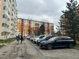 Parkování v Jihlavě V: Na sídlišti U Hřbitova se situace zlepšila, pro návštěvy mají lidé hodiny zdarma