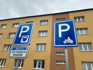 Parkování v Jihlavě V: Na sídlišti U Hřbitova se situace zlepšila, pro návštěvy mají lidé hodiny zdarma