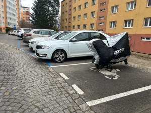Parkování v Jihlavě V: Na sídlišti U Hřbitova se situace zlepšila, pro návštěvy mají lidé hodiny zdarma