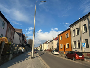 Parkování v Jihlavě V: Na sídlišti U Hřbitova se situace zlepšila, pro návštěvy mají lidé hodiny zdarma