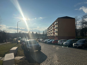 Parkování v Jihlavě V: Na sídlišti U Hřbitova se situace zlepšila, pro návštěvy mají lidé hodiny zdarma