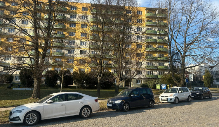 Parkování v Jihlavě V: Na sídlišti U Hřbitova se situace zlepšila, pro návštěvy mají lidé hodiny zdarma