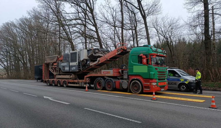 Nákladní jízdní souprava byla přeložená o 10 947 kilogramů. Foto: Se souhlasem Policie ČR