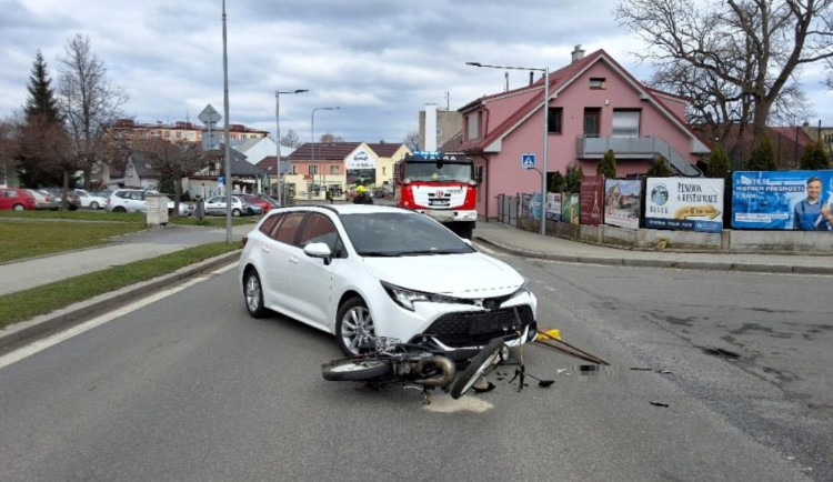 Řidička v autě se při odbočování srazila s motorkářem. Ten upadl a skončil v péči havlíčkobrodských lékařů 