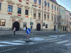 Ostrůvky na náměstí lidé kritizují. Nejsou esteticky ideální, ale prioritou je bezpečnost, reaguje radnice