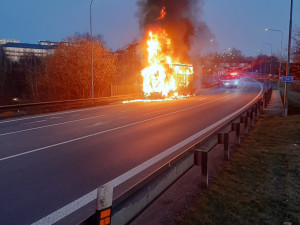 Hasiči v Havlíčkově Brodě bojovali s hořícím náklaďákem, který vezl elektroniku. Lidé nemají otvírat okna