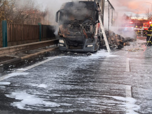 Hasiči v Havlíčkově Brodě bojovali s hořícím náklaďákem, který vezl elektroniku. Lidé nemají otvírat okna