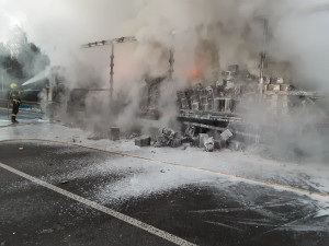 Hasiči v Havlíčkově Brodě bojovali s hořícím náklaďákem, který vezl elektroniku. Lidé nemají otvírat okna