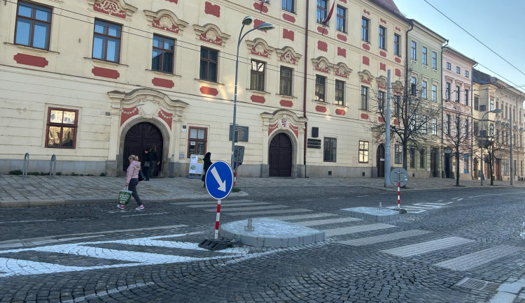 Ostrůvky na náměstí lidé kritizují. Nejsou esteticky ideální, ale prioritou je bezpečnost, reaguje radnice