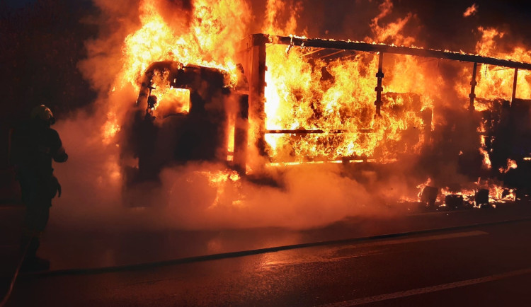 Hasiči v Havlíčkově Brodě bojovali s hořícím náklaďákem, co vezl elektroniku. Škoda je dva miliony korun