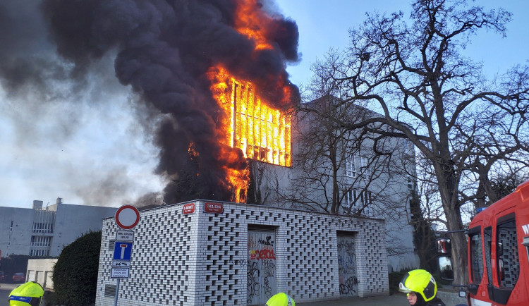 VIDEO: Hasiči zasahovali u požáru administrativní budovy v Troji. Dvacet lidí z objektu evakuovali