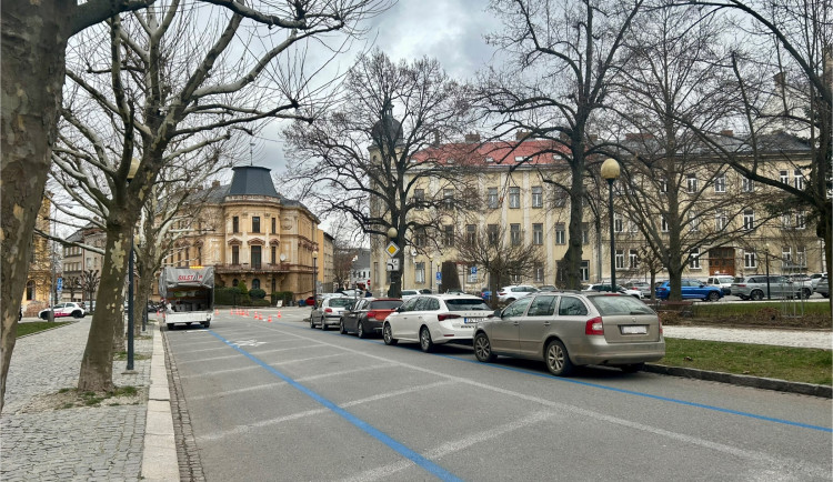 Změna stání u jihlavského gymnázia a více míst. Řidiči tam ode dneška parkují podélně