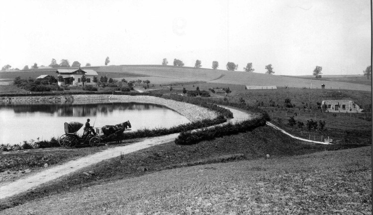 Vodárenský rybník Lukáš jako poslední ve frontě rybničního systému zásobování Jihlavy vodou. Vzadu vlevo vilka správce vodárenského areálu. Vpravo ve svahu kobky s filtry. Reprofoto: poskytl Stanislav Jelínek