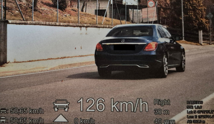 Hazard na Havlíčkobrodsku. Mladý řidič v Mercedesu se řítil obcí rychlostí 126km/h