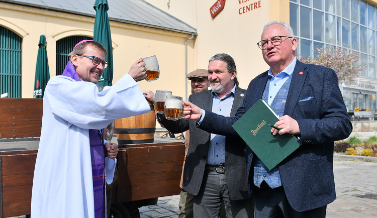 Požehnaná várka velikonočního ležáku odjela z plzeňského pivovaru do Vatikánu, papež dostane i speciální sklenici