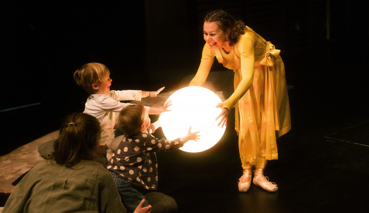 Horácké divadlo uvede hru pro nejmenší diváky Má-ma Ze-mě. Je plná pohybu, rytmů a fantazie