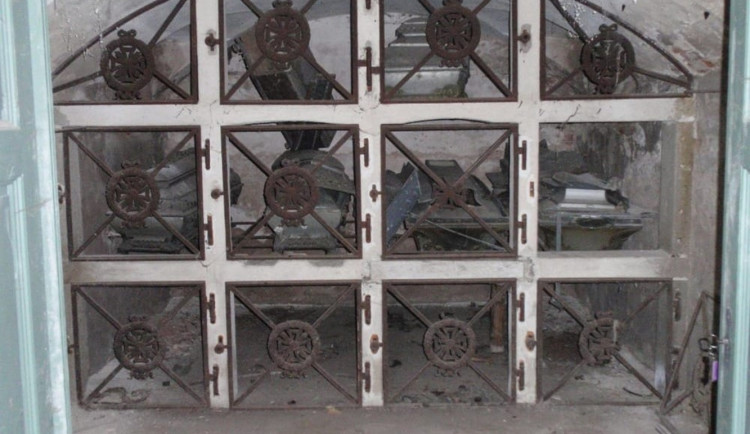 Odborníci exhumují a prozkoumají ostatky barona Starcka, věnovat se budou i vzácným kovovým rakvím