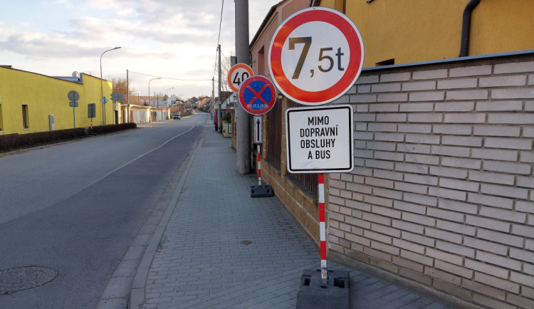 Mladík na Třebíčsku ukradl značku z křižovatky. Když uviděl policisty, tak ji zahodil a dal se na útěk 