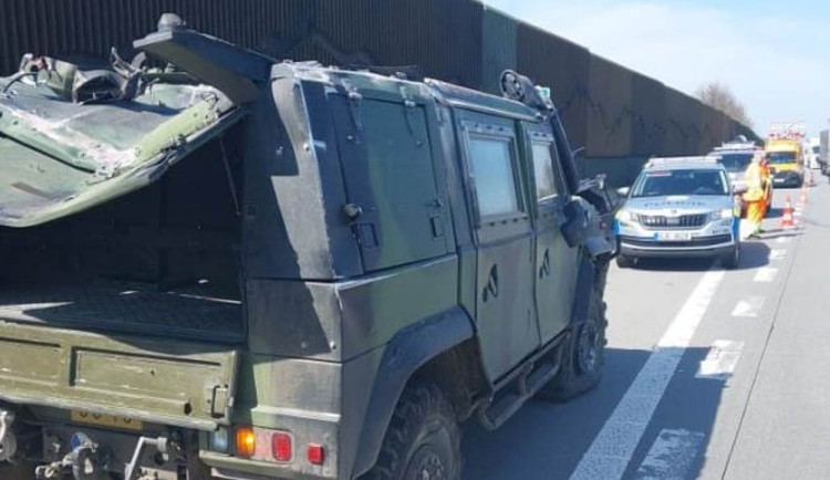 Na D1 havarovalo armádní vozidlo, dva lidé utrpěli zranění. Na místo letěl i vrtulník