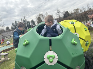 VIDEO: Děti v Dolní Cerekvi dnes testovaly nové hřiště. Nejvíc chválily molekuly, které jsou v ČR unikátní