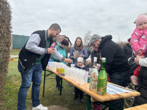VIDEO: Děti v Dolní Cerekvi dnes testovaly nové hřiště. Nejvíc chválily molekuly, které jsou v ČR unikátní