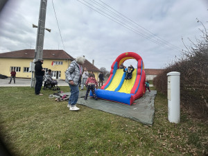 VIDEO: Děti v Dolní Cerekvi dnes testovaly nové hřiště. Nejvíc chválily molekuly, které jsou v ČR unikátní