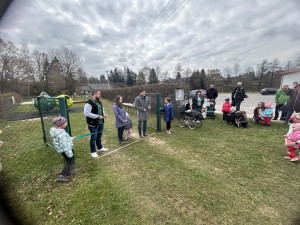 VIDEO: Děti v Dolní Cerekvi dnes testovaly nové hřiště. Nejvíc chválily molekuly, které jsou v ČR unikátní