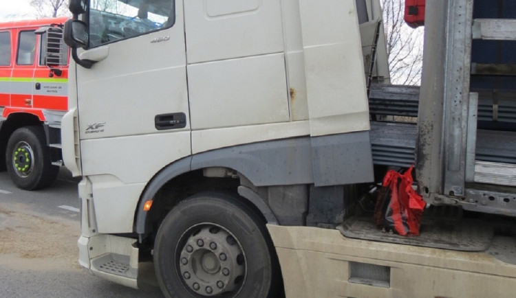 Řidič tahače špatně upevnil náklad. Ten se utrhnul a poškodil návěs, kabinu i silnici. Foto: Se souhlasem Policie ČR