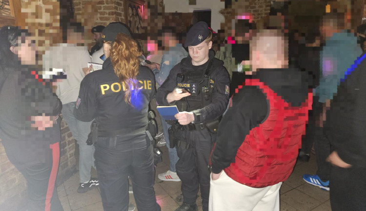 Policisté při rozsáhlé noční razii objevili opilé dítě v jednom z barů, byla tam s ním i jeho matka