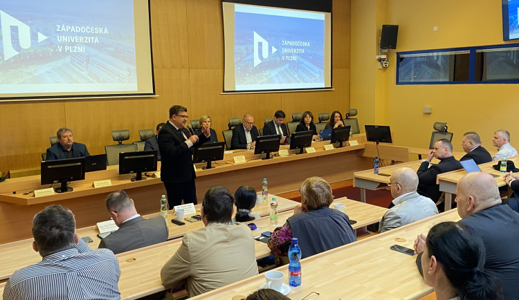 Spoluprací s plzeňskou univerzitou by mohl v Karlovarském kraji vzniknout vysokoškolský ústav