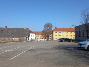 Parkování v Jihlavě VI: U starého Jihlavanu se parkuje zdarma a na dohled od centra