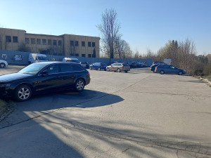 Parkování v Jihlavě VI: U starého Jihlavanu se parkuje zdarma a na dohled od centra
