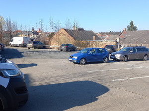 Parkování v Jihlavě VI: U starého Jihlavanu se parkuje zdarma a na dohled od centra