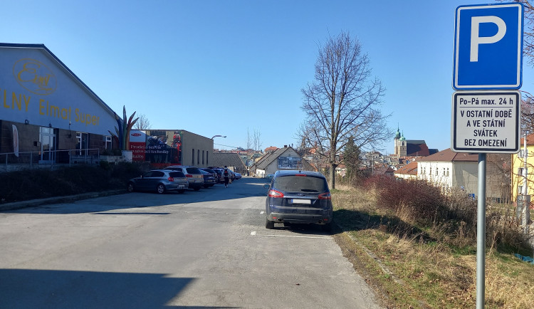 Parkování v Jihlavě VI: U starého Jihlavanu se parkuje zdarma a na dohled od centra
