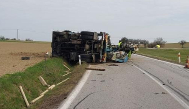 Na silnici z Třebíče do Telče se převrátilo nákladní auto, silnice je uzavřená. Foto: Se souhlasem Policie ČR