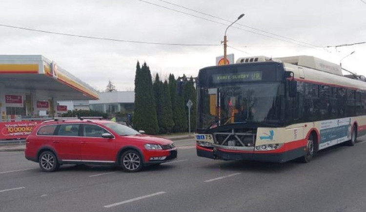 Řidič trolejbusu předjížděl kolonu odbočovacím pruhem. Srazil se s autem bez platné technické prohlídky. Foto: Se souhlasem Policie ČR