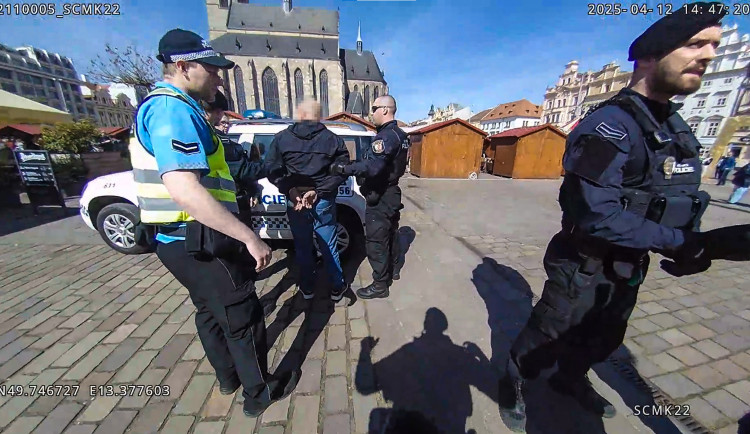 Agresivní muž obtěžoval lidi v baru a pak vyrazil strážníkovi z ruky telefon, na oplátku dostal pouta