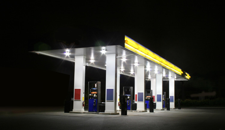Loupežné přepadení čerpací stanice, maskovaný muž z místa ujel autem