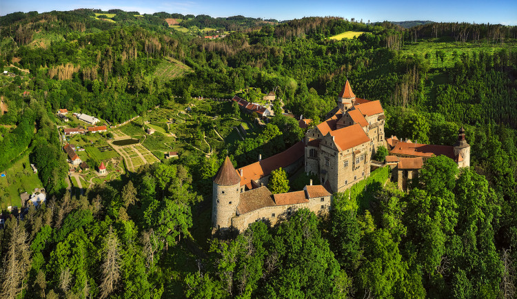 Uplynulo přesně dvacet let od ničivého požáru na hrade Pernštejn. Plameny tehdy zničily krov a kus podlahy